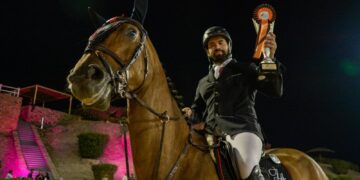 الفارس العراقي زيد النجيفي يحقق إنجازًا تاريخيًا في بطولة قفز الحواجز الدولية «هاتريك بنكهة الموصل»