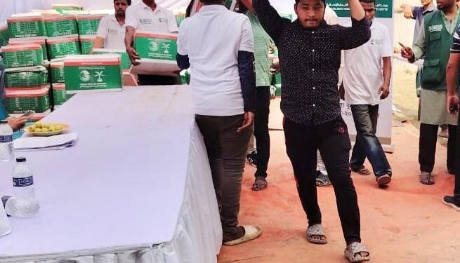 مركز الملك سلمان للإغاثة يوزّع 500 سلة غذائية في مدينتي شيامبور ودكا بجمهورية بنغلاديش