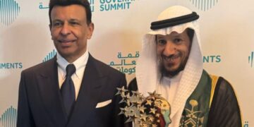 المعلم السعودي منصور المنصور يفوز بجائزة “فاركي” العالمية كأفضل معلم لعام 2025