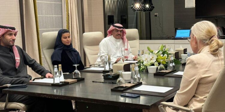 رئيس الاتحاد السعودي لكرة الطاولة يعقداجتماعاً مع السيدة بيترا سورلينغ