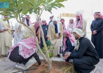 وزير الشؤون الإسلامية يدشن مشروع تشجير مساجد وجوامع منطقة القصيم