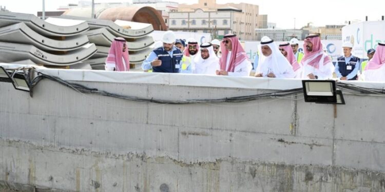 مُحافظ جدة يتفقد مشروع النفق الشرقي لشركة المياه الوطنية