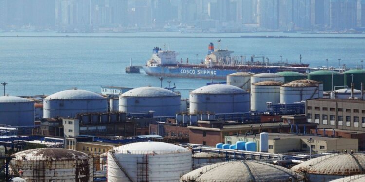 أسعار النفط تتجه نحو انخفاض أسبوعي ثالث وسط مخاوف من تباطؤ الطلب