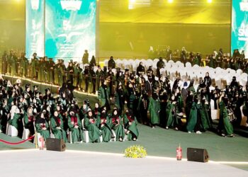 نائب أمير مكة يشهد تخريج 19,712 طالباً وطالبة في جامعة المؤسس