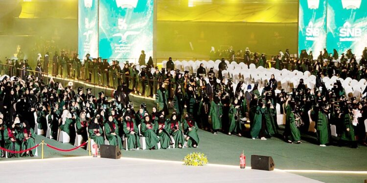نائب أمير مكة يشهد تخريج 19,712 طالباً وطالبة في جامعة المؤسس