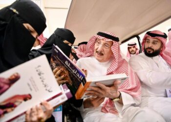 أمير جازان: معرض الكتاب تظاهرة ثقافية يواكب عشاق القراءة