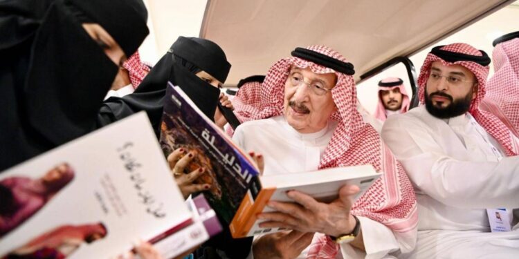 أمير جازان: معرض الكتاب تظاهرة ثقافية يواكب عشاق القراءة
