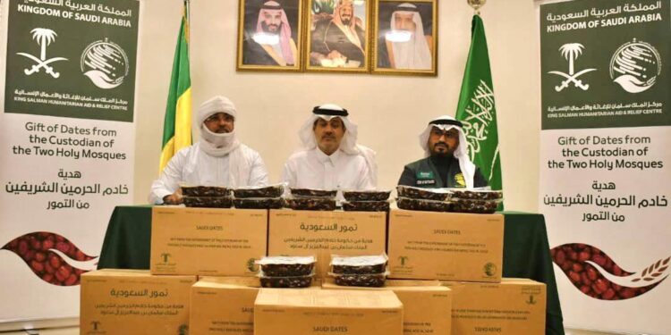 مركز الملك سلمان للإغاثة يسلّم 50 طنًا من التمور هدية المملكة لجمهورية مالي