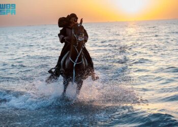 هواة ركوب الخيل من الشباب والفتيات يستعرضون مهاراتهم على ساحل محافظة جدة