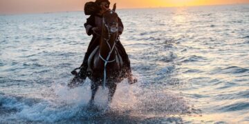 هواة ركوب الخيل من الشباب والفتيات يستعرضون مهاراتهم على ساحل محافظة جدة