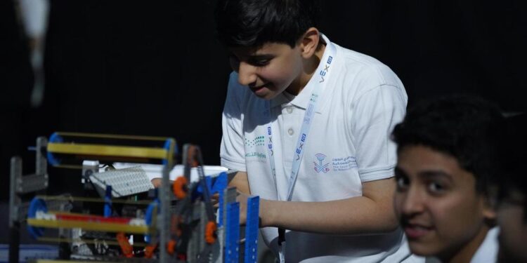 انطلاق بطولة VEX IQ في تصميم وبرمجة الروبوتات