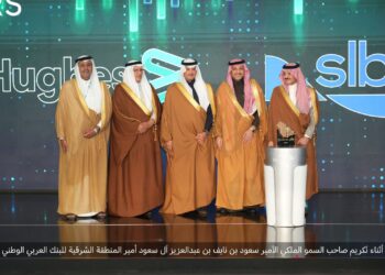 أمير المنطقة الشرقية يكرّم البنك العربي الوطني لشراكته المصرفية في منتدى الأحساء 2025