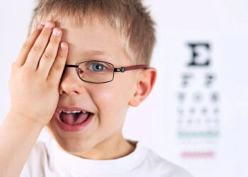 متى يجب فحص نظر طفلك؟ إليك العلامات المهمة (إنفوجراف)