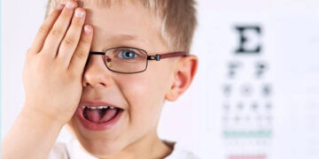 متى يجب فحص نظر طفلك؟ إليك العلامات المهمة (إنفوجراف)