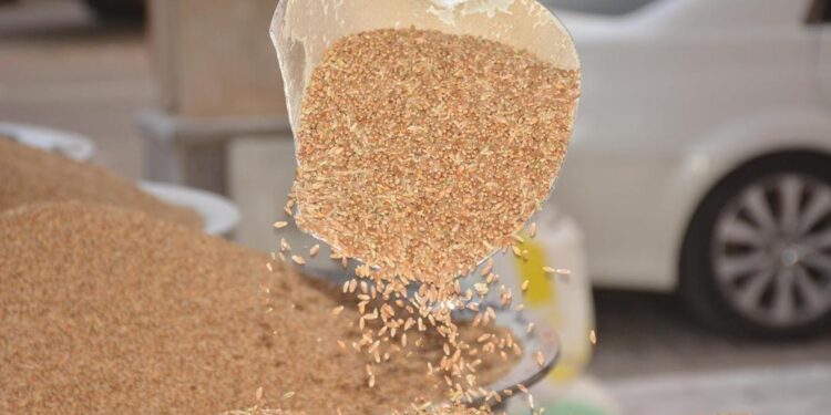 البُرّ النجراني يلقى رواجًا واسعًا استعدادًا لشهر رمضان