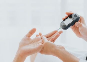 “من دون وخز”.. تحذير من أجهزة ذكية لقياس سكر الدم