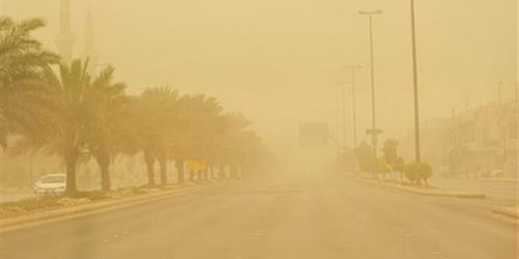 توقعات الطقس: رياح نشطة وأتربة مثارة مع فرصة لهطول أمطار في بعض المناطق