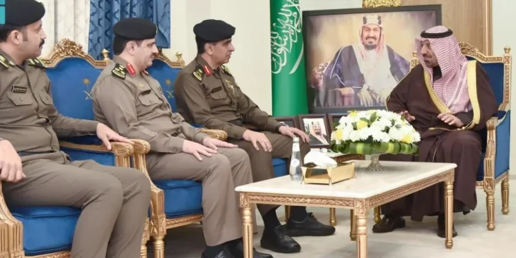 الأمير جلوي بن عبدالعزيز يبارك تعيين نائب مدير شرطة ⁧‫نجران‬⁩ ومدير مرور المنطقة