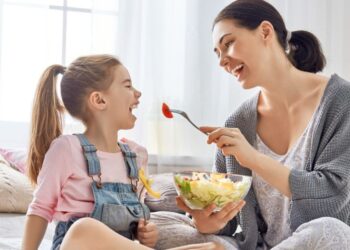 كيف تساعدين طفلك على حب الطعام الصحي؟