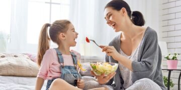 كيف تساعدين طفلك على حب الطعام الصحي؟