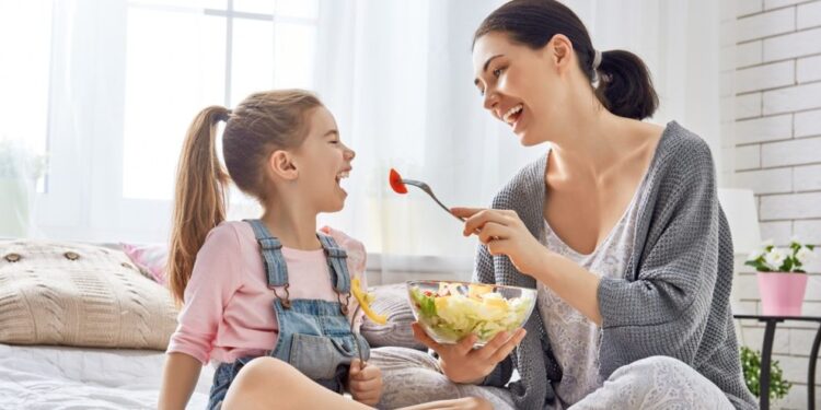 كيف تساعدين طفلك على حب الطعام الصحي؟