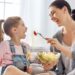 كيف تساعدين طفلك على حب الطعام الصحي؟