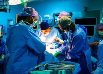 في إجراء طبي رائد.. “التخصصي” ينقذ ساق طفل من البتر بعد استئصال ورم عظمي خبيث