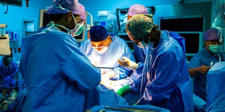 في إجراء طبي رائد.. “التخصصي” ينقذ ساق طفل من البتر بعد استئصال ورم عظمي خبيث