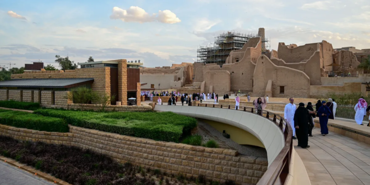 قطاع السفر في السعودية يشهد نموًا قياسيًا في 2025 مع تصاعد الإقبال على المغامرات والسياحة التراثية