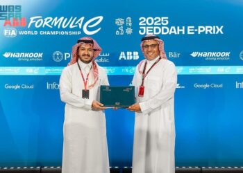 تسليم شارة منتدى الاستثمار الرياضي لرئيس مجلس إدارة الاتحاد السعودي للسيارات والدراجات النارية