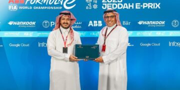 تسليم شارة منتدى الاستثمار الرياضي لرئيس مجلس إدارة الاتحاد السعودي للسيارات والدراجات النارية