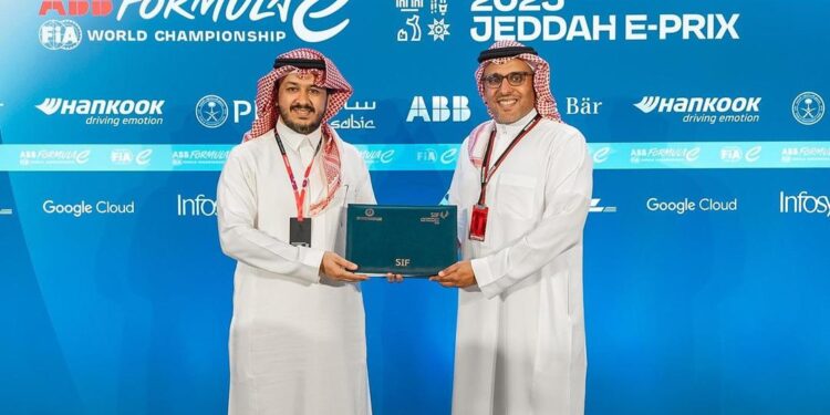 تسليم شارة منتدى الاستثمار الرياضي لرئيس مجلس إدارة الاتحاد السعودي للسيارات والدراجات النارية