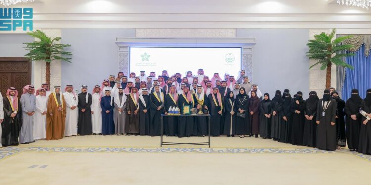 محافظ الأحساء يطلع على إنجازات تجمع الأحساء الصحي لعام