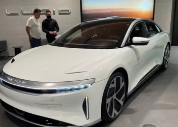 السعودية تستورد 700 ألف سيارة في 2024 وتتجه لتصنيع 300 ألف سنويًا بحلول 2030