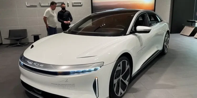 السعودية تستورد 700 ألف سيارة في 2024 وتتجه لتصنيع 300 ألف سنويًا بحلول 2030