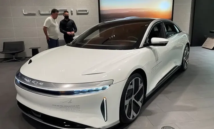 السعودية تستورد 700 ألف سيارة في 2024 وتتجه لتصنيع 300 ألف سنويًا بحلول 2030