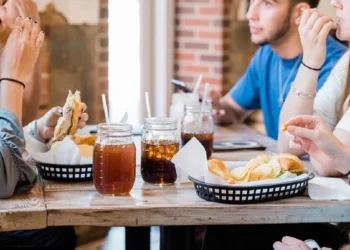 نظام غذائي يُسرِّع الشيخوخة البيولوجية للشباب