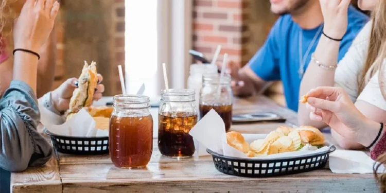 نظام غذائي يُسرِّع الشيخوخة البيولوجية للشباب