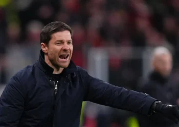 ألونسو يشيد بسيطرة 10 لاعبين أمام هوفنهايم