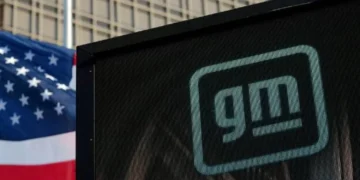 أسهم السيارات والتكنولوجيا تتراجع بشدة بعد فرض ترمب رسوماً جمركية