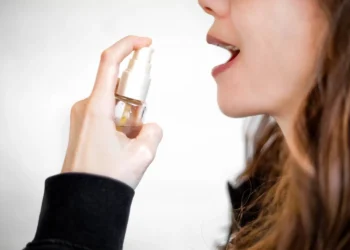 8 حقائق مهمة عن رائحة الفم الكريهة: أسبابها وطرق التعامل معها