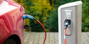 “BMW” تراهن على محركات البنزين وتحذر من تحديات التحول إلى السيارات الكهربائية