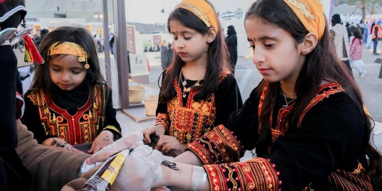 “المزيّن” زخرفة تزدان بها أيدي فتيات ونساء الباحة بفعاليات “ذاكرة الأرض”