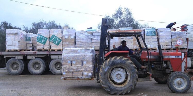 وصول 34 قافلة إغاثية سعودية جديدة إلى جنوب قطاع غزة