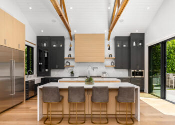 تصاميم مطابخ خشبية مودرن 2025: أحدث الأفكار والموديلات العصرية