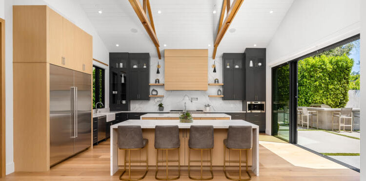 تصاميم مطابخ خشبية مودرن 2025: أحدث الأفكار والموديلات العصرية