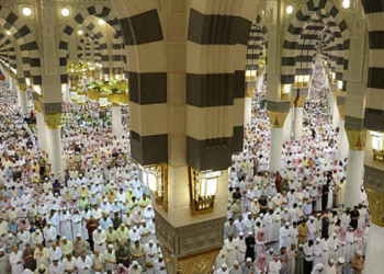 وسط أجواء إيمانية.. ضيوف خادم الحرمين يؤدون صلاة الجمعة في المسجد النبوي