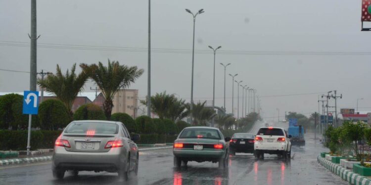 تنبيه من حالة مطرية ورياح نشطة على عسير