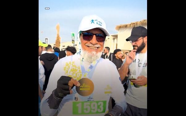 مسن يشارك في ماراثون معالم: العمر مجرد رقم.. وهدفنا كسب الصحة (فيديو)