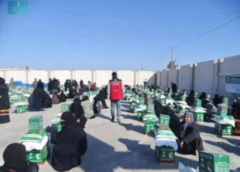 ​​مركز الملك سلمان للإغاثة يوزع 1.099 سلة غذائية و1.099 حقيبة صحية في محافظتي الرقة والحسكة بسوريا